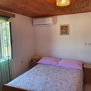 Appartamento Apartman Letizia, Ustrine